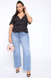 Show Me More Flare Jeans - Light Blue Wash Ins Street